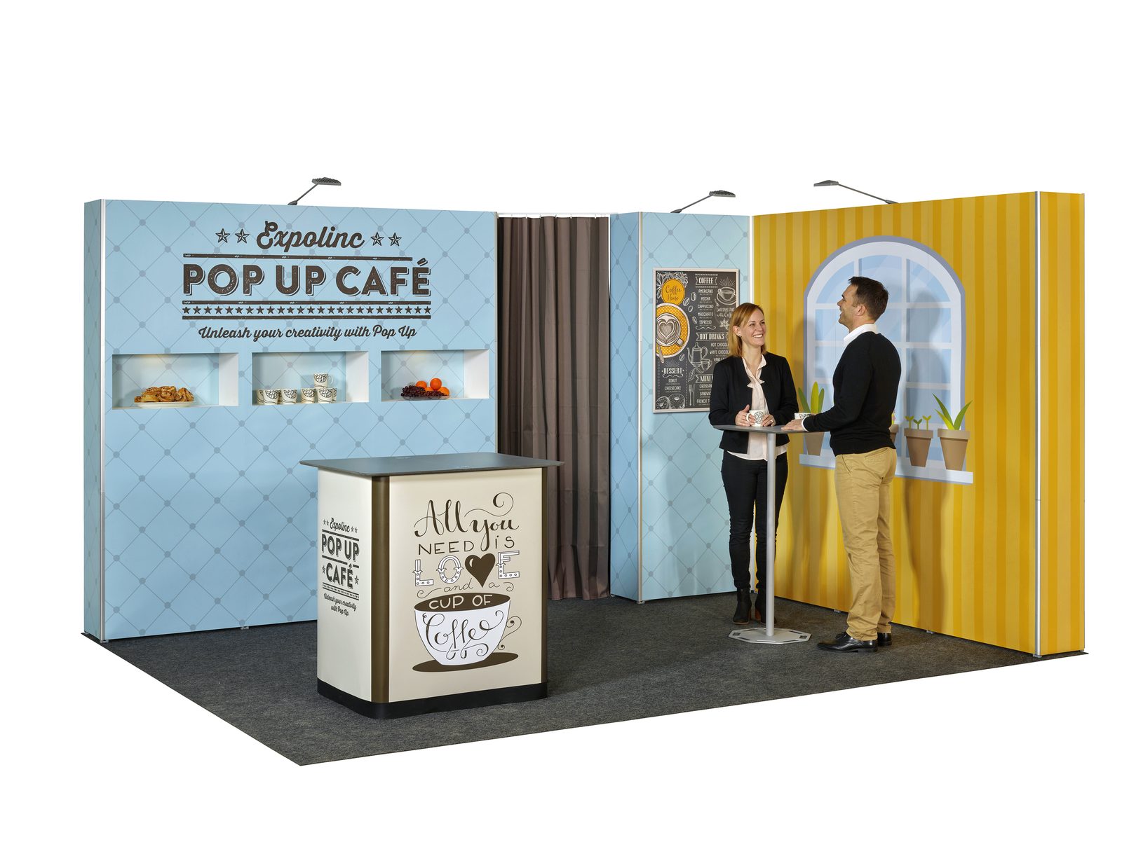 Messestand mit hellblauen und gelben Pop-up-Wänden, einer bedruckten Theke und zwei Personen am Stehtisch
